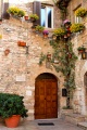 Assisi - Entrata fiorita - Portone della "Casa di ospitalità".jpg
