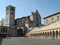 Assisi - Piazza inferiore con basilica.jpg
