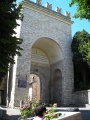 Assisi - Porta della cinta muraria - Vista esterna.jpg