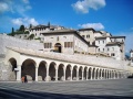 Assisi - Scorcio della città dalla piazza della Basilica di San Francesco.jpg