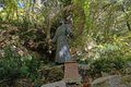Assisi - Statua all'ingresso dell'Eremo.jpg