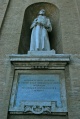 Assisi - Statua di S. Francesco - sulla facciata Chiesa S. Maria degli Angeli.jpg