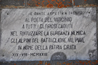 Auronzo di Cadore - Monte Piano - lapide a Dante e ai gloriosi Eroi.jpg