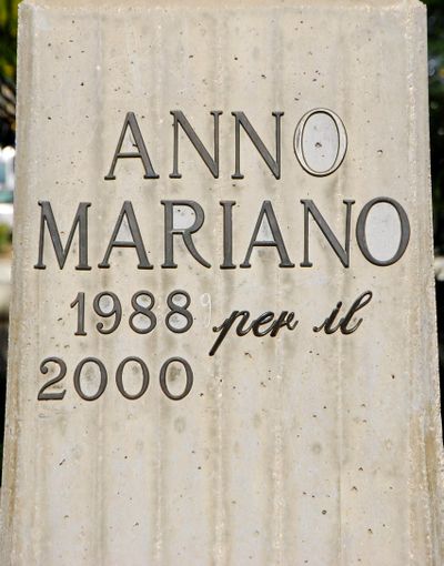 Avetrana - Monumento Anno Mariano - lapide sul monumento.jpg