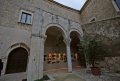 Bari - Castello Normanno - Colonne cortile interno - mostra biodiversità.jpg