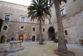 Bari - Castello Svevo - cortile con pozzo.jpg