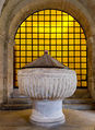 Bari - Fonte battesimale della Cattedrale.jpg