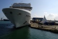 Bari - Il porto di Bari - nave crociera all'attracco.jpg