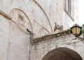 Bari - Palazzo Arcivescovile e Palazzo del Seminario - particolare sull'arco di ingresso.jpg