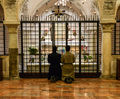 Bari - Preghiera cripta Basilica S. Nicola.jpg