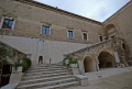 Bari - castello svevo - scalinata cortile interno.jpg