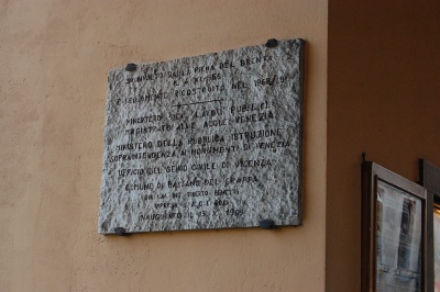 Bassano del Grappa - Lapide in ricordo della ricostruzione del Ponte.jpg