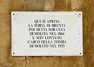 Bassano del Grappa - Lapide postazione Porta di Brenta - Via Porto di Brenta 20.jpg