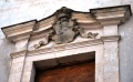 Binetto - Palazzo Marchesale - stemma sul portone.jpg