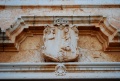 Bitetto - Santuario del Beato Giacomo - dettaglio dello stemma sul portale.jpg