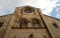 Bitonto - Duomo di S. Maria Assunta - facciata principale con rosone e bifore.jpg
