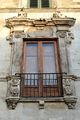 Bitonto - Palazzo Spinelli - Regna - particolare della finestra.jpg