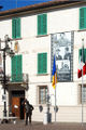Brescello - Il municipio - facciata con statua.jpg