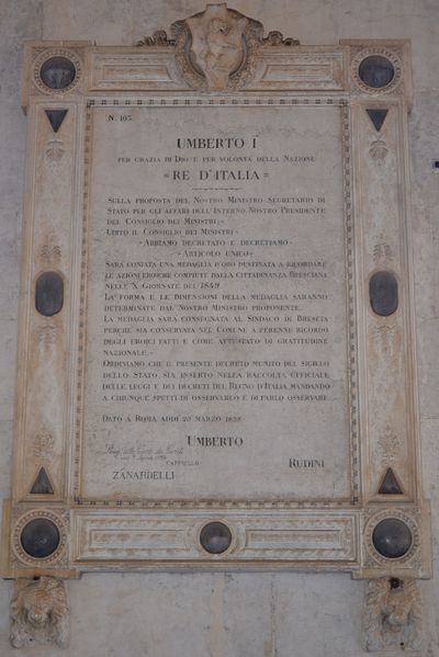 Brescia - Re Umberto I°-Assegna la medaglia d'oro.jpg