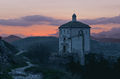 Calascio - Battistero al tramonto.jpg