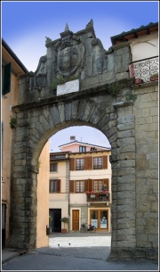 Camaiore - Arco di Trionfo, inalzato dagli anziani di Lucca nel 1531.jpg
