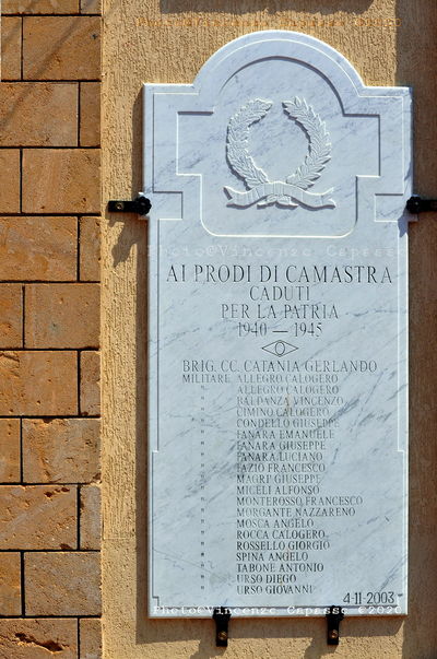 Camastra - Lapide ai Caduti della Seconda Guerra Mondiale.jpg