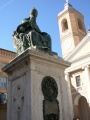 Camerino - Statua di Papa Sisto V.jpg