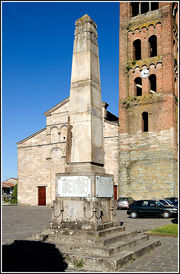 Capannori - Monumento ai Caduti.jpg