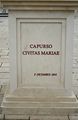 Capurso - Monumento alla Civitas Mariae - lapide sul monumento.jpg