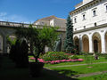 Cassino - Abbazia - giardino del chiostro.jpg