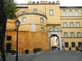 Castel Gandolfo - Porta di ingresso.jpg