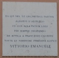 Castelnuovo del Garda - lapide a Vittorio Emanule.jpg