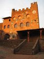Certaldo - Palazzo Pretorio nel borgo medievale di Certaldo Alto - La facciata e la scalinata di Palazzo Pretorio.jpg