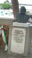 Cesenatico - Cippo con busto di Garibaldi.jpg