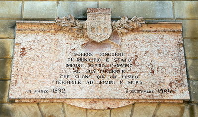 Cologna Veneta - Lapide ricordo al Guà irruente - Faciata ex municipio.jpg