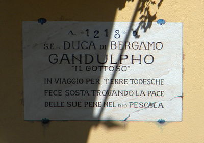 Desenzano del Garda - Lapide a Duca di Bergamo Gandulpho - Via Castello 64.jpg