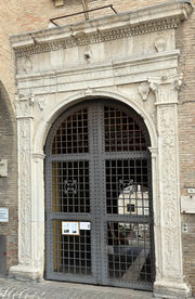 Fano - porta del museo archeologico e pinacoteca.jpg