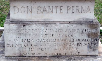 Fasano - Monumento Don Sante Perna 4.jpg