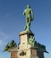 Firenze - David bronzeo di Michelangelo - con scritta lapidaria.jpg