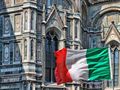 Firenze - Duomo di Santa Maria del Fiore - particolare della facciata con bandiera.jpg