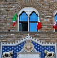 Firenze - Palazzo Vecchio - particolare con bandiere.jpg