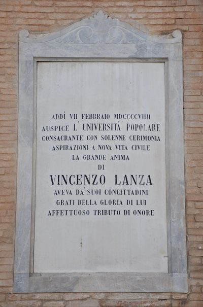 Foggia - Lapide a sinistra dell'ingresso principale di Palazzo Dogana.jpg