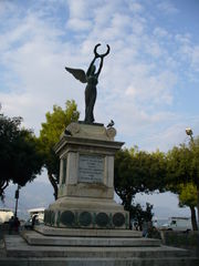 Gaeta - Monumento ai caduti.jpg