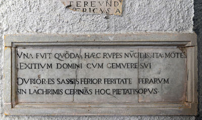 Gaeta - in latino nella cappella di San Filippo 2.jpg