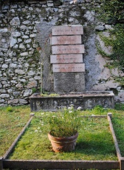 Gardone Riviera - Vittoriale..- - La tomba della figlia Renata.jpg
