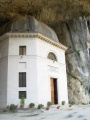 Genga - Tempietto del Valadier - vista sotto la grotta.jpg