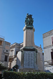 Gioia del Colle - piazza - statua.jpg
