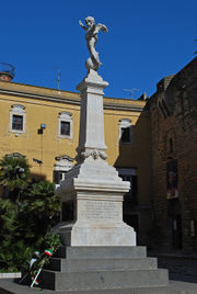 Gioia del Colle - statua - davanti al castello Federiciano.jpg