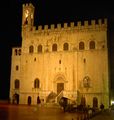 Gubbio - Palazzo dei Consoli di sera.JPG