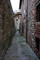 Gubbio - Uno scorcio con ponticello pedonale - Ponte-scalette di abitazione.jpg